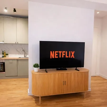 Modern | Metro Front | Netflix | Balcony