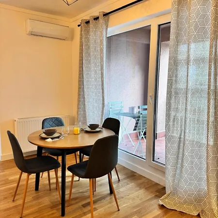 Modern | Metro Front | Netflix | Balcony *